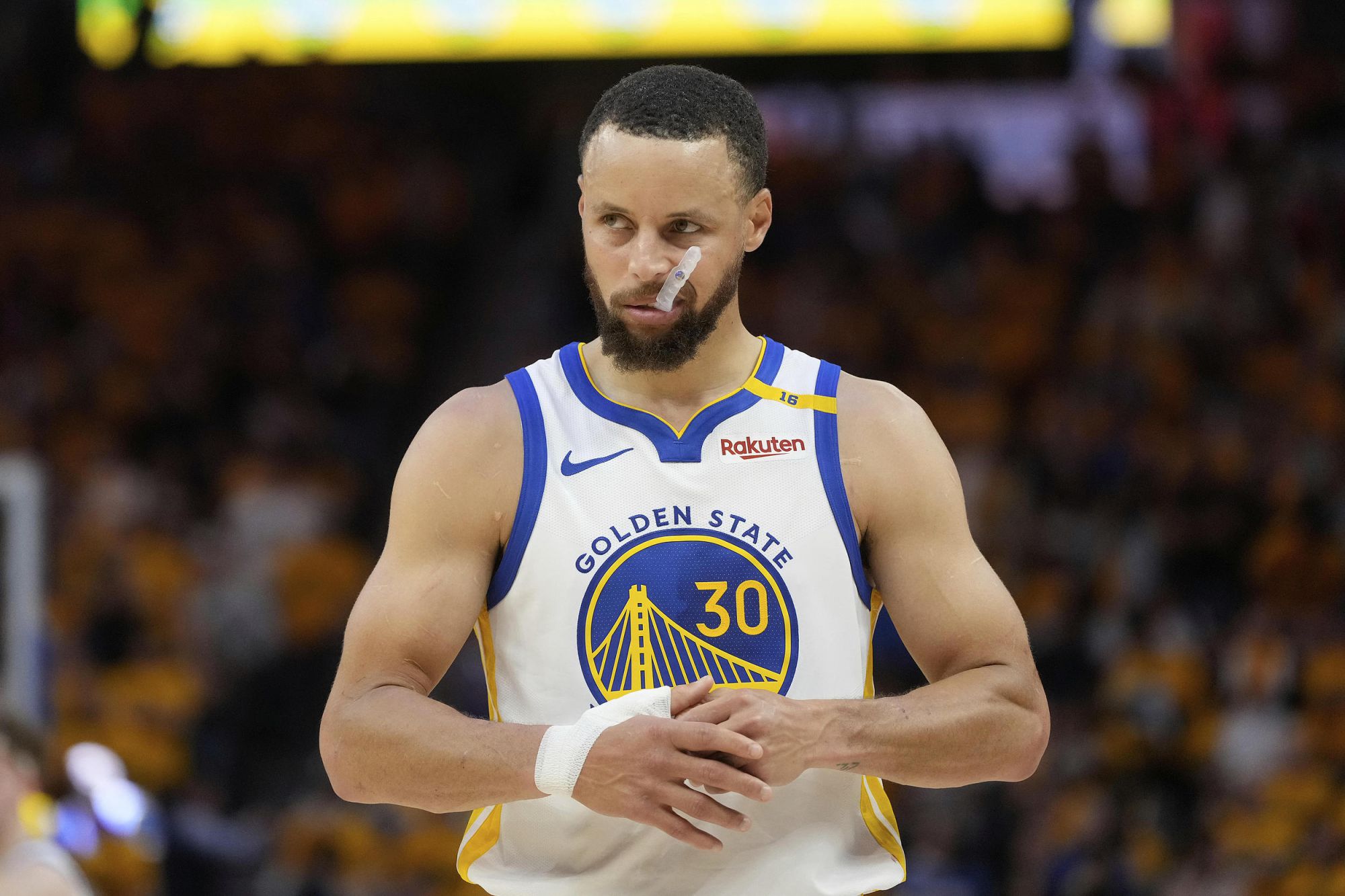 この試合でウォリアーズは19本の3ポイントシュートを放ち、カリーは5本の3ポイントシュートを放ち、ウォリアーズは3連敗を拒否した。